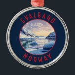 Spitsbergen Noorwegen Retro Distressed Circle Metalen Ornament<br><div class="desc">Spitsbergen in een vectorkunststijl. Een van 's werelds meest noordelijke bewoonde gebieden,  het staat bekend om zijn ruige,  afgelegen terrein van gletsjers en ingevroren toendra beschutte polaire beren,  Svalbard rendieren en poolvossen.</div>