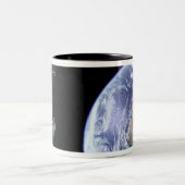 Spitzer die kort na de lancering de Aarde vertrekt Tweekleurige Koffiemok (Center)