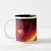 Spitzer gezien tegen de infrarode hemel tweekleurige koffiemok (Links)
