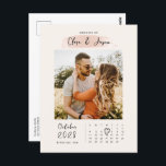 Splash kalender foto Opslaan de Datum uitnodiging<br><div class="desc">Nodig gasten aan uw bruiloft met deze eenvoudige en moderne klantgerichte kalender uit sparen de datumuitnodiging. Foto op de kaart kan worden gewijzigd in je eigen foto. Dit sparen de datumuitnodiging is perfect voor om het even welk seizoen.</div>