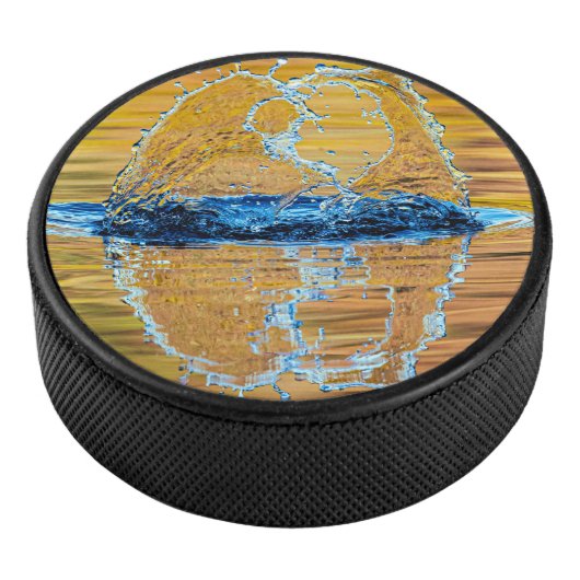 Splash op een herfst avond hockey puck (3/4)
