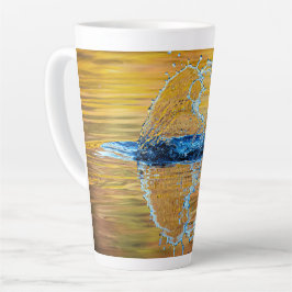 Splash op een herfst avond latte mok