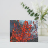 Splash van hete lava uit de krater van de uitbarst briefkaart (Staand voorkant)