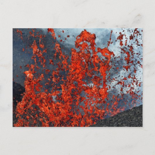 Splash van hete lava uit de krater van de uitbarst briefkaart (Voorkant)