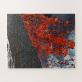 Splash van hete lava uit de krater van de uitbarst legpuzzel (Horizontaal)