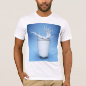 Splash van melk in Mannen T-shirt van de Drink van