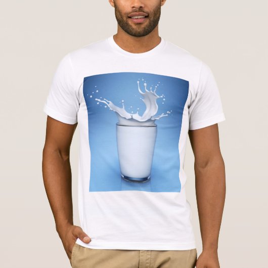 Splash van melk in Mannen T-shirt van de Drink van (Voorkant)