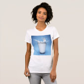 Splash van melk in T-Shirt van Drink van glas (Voorkant volledig)