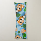 Splashing Koi Fish and Pond Lily Custom Lichaamskussen (Achterkant (Verticaal))