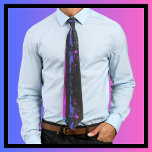 Splatter Art Paarse roze zwarte Abstracte kunst Stropdas<br><div class="desc">Prachtige kleurrijke splaatstkunst. Unieke en originele illustraties van de luid- en sassy-winkel in levendige tinten van paars en roze op een zwarte achtergrond. Ideaal voor liefhebbers van abstracte kunst en heldere kleuren. Het maakt een geweldig cadeau en een leuke opvulling!</div>
