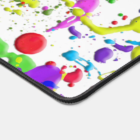 Spletters op wit verven bureaumat (Hoek)