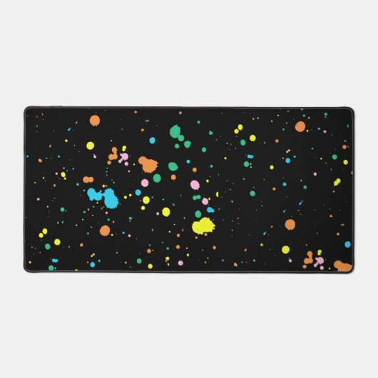 Spletters op zwart verven bureaumat (Voorkant)