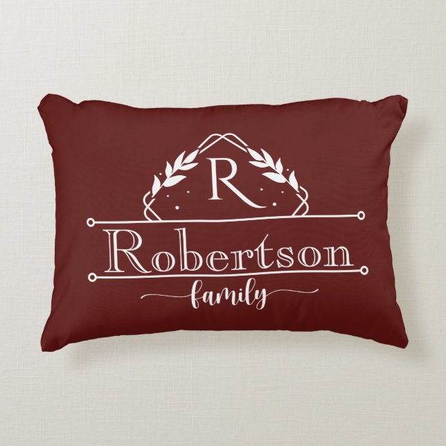 Split Monogram Family Name Deep Burgundy Frame Accent Kussen (Voorkant)