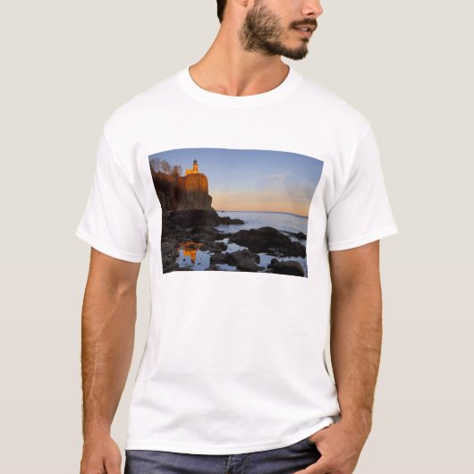 Split Rock Lighthouse bij zonsondergang nabij Two T-shirt (Voorkant)