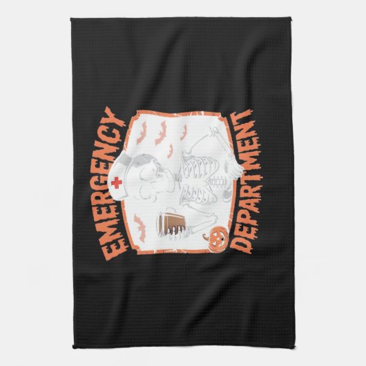 Spoedeisende hulp Grappige Halloween Nurse Essenti Theedoek (Verticaal)