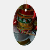 Spoelen van kerstfeestdagen, rood en goud keramisch ornament (Rechts)