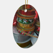 Spoelen van kerstfeestdagen, rood en goud keramisch ornament (Links)