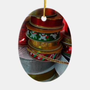 Spoelen van kerstfeestdagen, rood en goud keramisch ornament