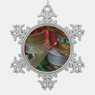 Spoelen van kerstfeestdagen, rood en goud tin sneeuwvlok ornament