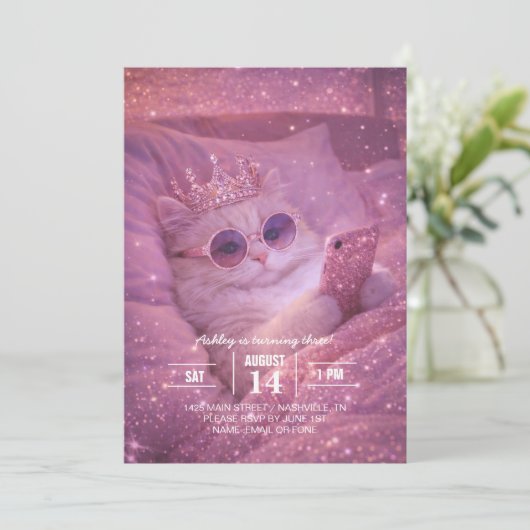 Spoiled Princess Cat Texting in Bed                Kaart (Staand voorkant)