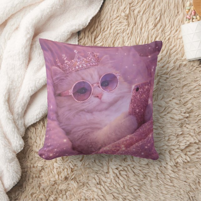 Spoiled Princess Cat Texting in Bed                Kussen (Deken)