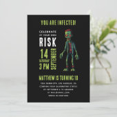 Spokige zwarte zombie-jarige verjaardag kaart (Staand voorkant)