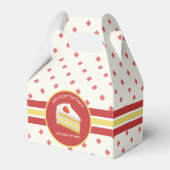 Sponge Cake - Frosted Tres Leches crème and red Fa Bedankdoosjes (Voorkant Zijde)