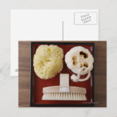 Sponge, loofah, penseel op het rode bakje briefkaart (Voorkant / Achterkant)