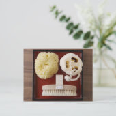 Sponge, loofah, penseel op het rode bakje briefkaart (Staand voorkant)