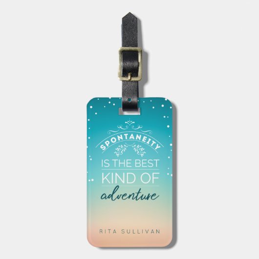 Spontaniteit is het beste soort avontuur. bagagelabel (Voorkant verticaal)