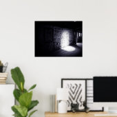 Spookachtig licht op de oude stenen schuur muur poster (Thuiskantoor)