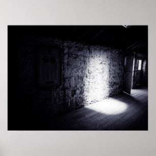 Spookachtig licht op de oude stenen schuur muur poster