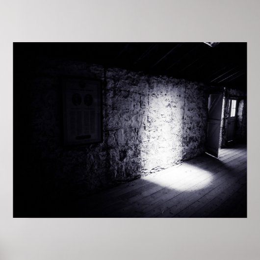 Spookachtig licht op de oude stenen schuur muur poster (Voorkant)