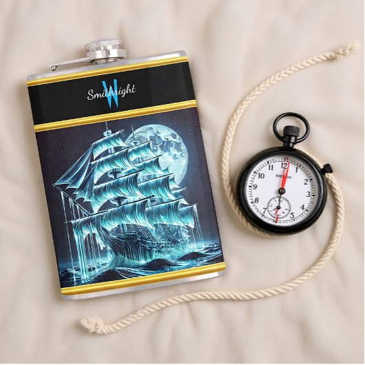 Spookachtig piratenschip vaart onder lichtgevende  heupfles