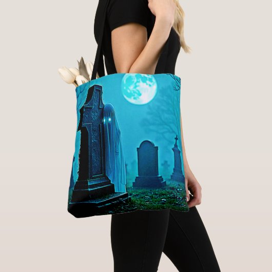 Spookachtige figuur in een Graveyard Design Tote Bag (Dichtbij)