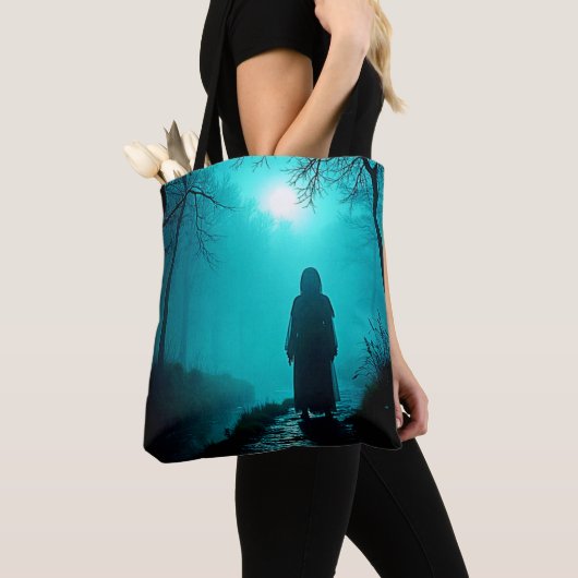 Spookachtige figuur in Haunted Bossen Design Tote Bag (Dichtbij)