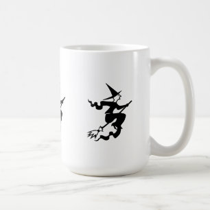 spookachtige halloween heks op vliegende broomstic koffiemok
