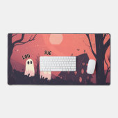 Spookachtige Halloween-spoken die ronddwalen op ee Bureaumat (Keyboard & Muis)