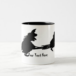 spookachtige vliegende heks op broomsticks hallowe tweekleurige koffiemok