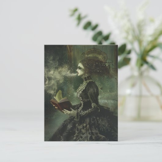 Spookachtige vrouw die leest briefkaart (Staand voorkant)