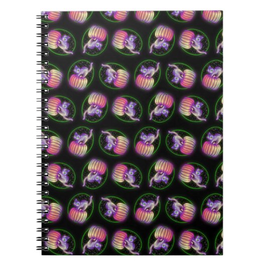 Spooked Halloween Cat op pompoentekening Notitieboek (Voorkant)