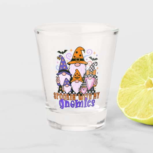 Spookin' With My Gnomies: Retro Halloween Vrienden Shot Glas (Voorkant)