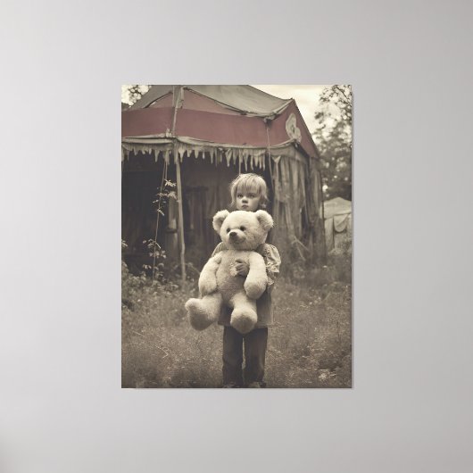 Spookkind bij de verlaten vintage circustent canvas afdruk (Voorkant)