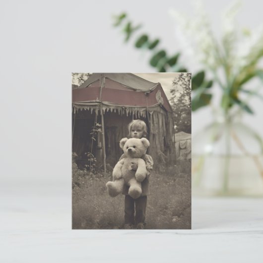 Spookkind in de verlaten  circustent briefkaart (Staand voorkant)