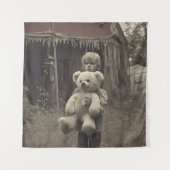 Spookkind in de verlaten circustent wandkleed (Voorkant)