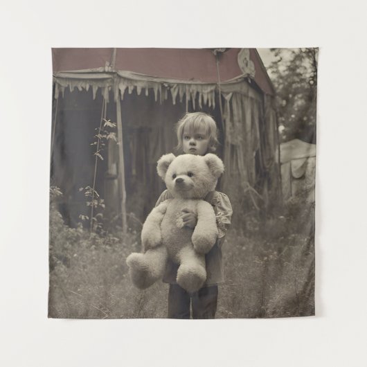 Spookkind in de verlaten  circustent wandkleed (Voorkant)