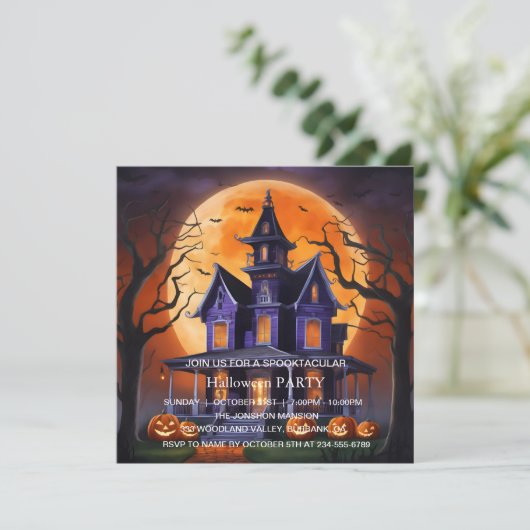 Spooktaculaire Dark Haunted House Halloween Party Kaart (Staand voorkant)