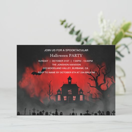 Spooktaculaire Dark Haunted House Halloween Party Kaart (Staand voorkant)