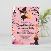 Spooktacular Witch Roze Halloween Verjaardagsfeest Kaart (Staand voorkant)