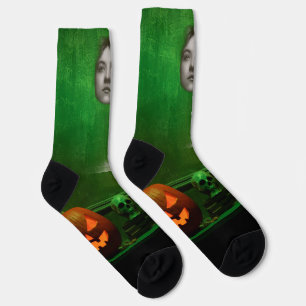 Spookvrouw bij de mantel op sokken